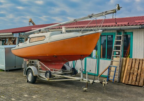 Est-ce qu'il faut un permis spécifique pour transporter un bateau sur remorque ?
